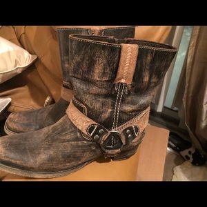 GORGEOUS Bed Stu boots size 9.5